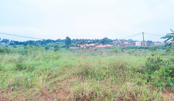 Quick sale!! 1 Acre of prime land in a good neighborhood with ready title in Namugongo only 500metres from tarmac