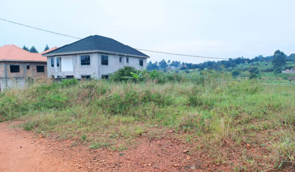 Quick sale!! 1 Acre of prime land in a good neighborhood with ready title in Namugongo only 500metres from tarmac - Image 5